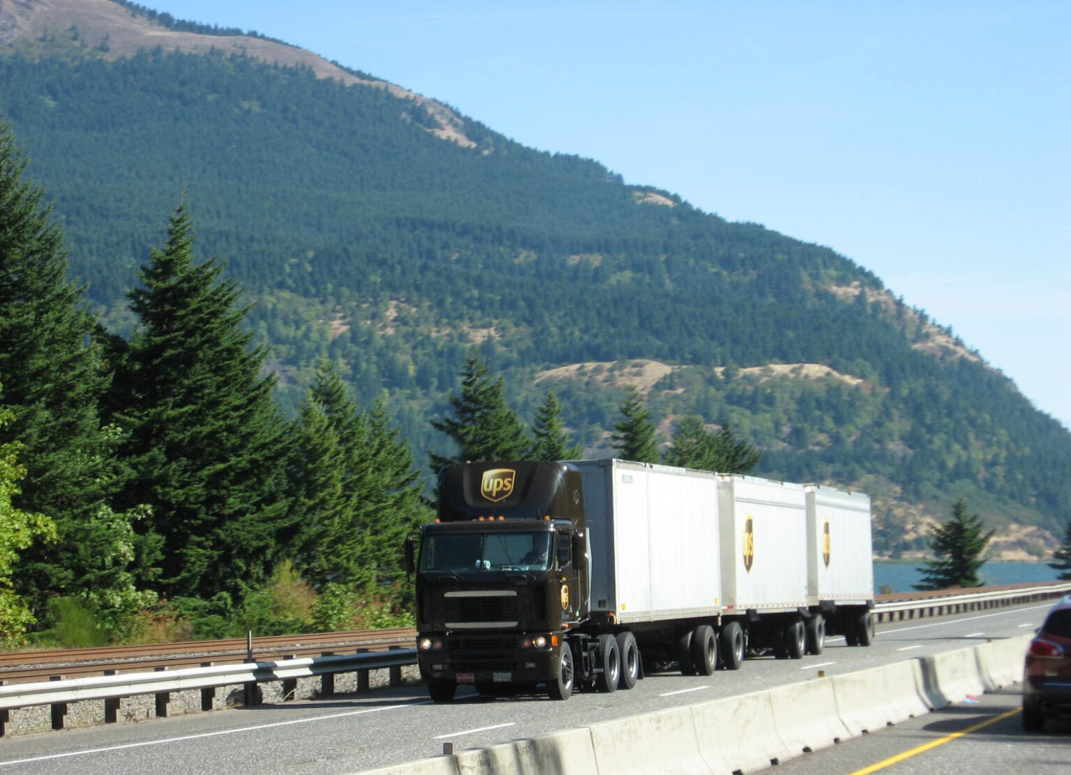 10 Largest Trucking Companies in the USA | 2025 Update